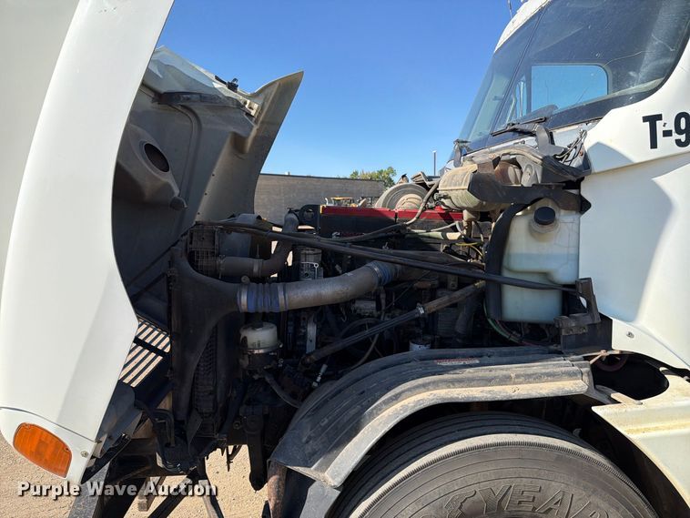 image for item EA0509 2000 Freightliner Conventional semi truck