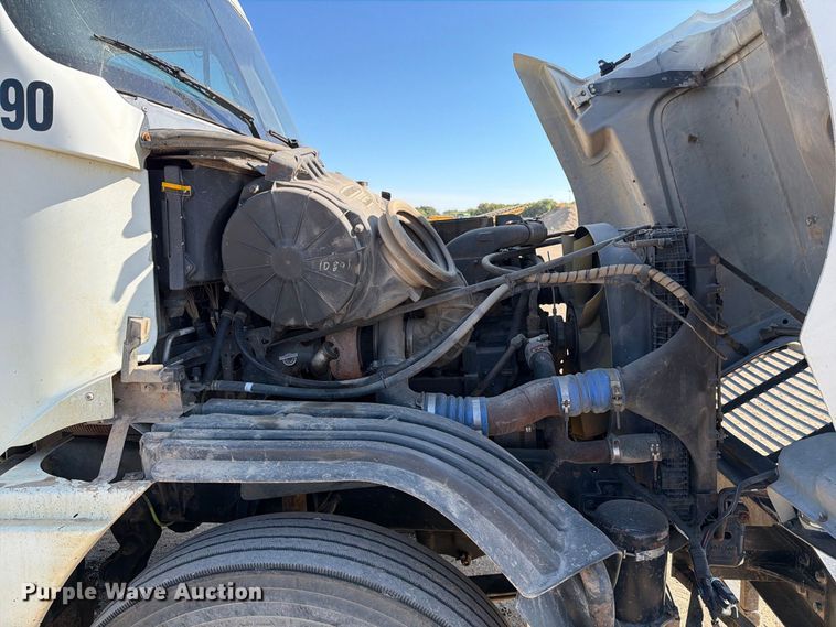 image for item EA0509 2000 Freightliner Conventional semi truck