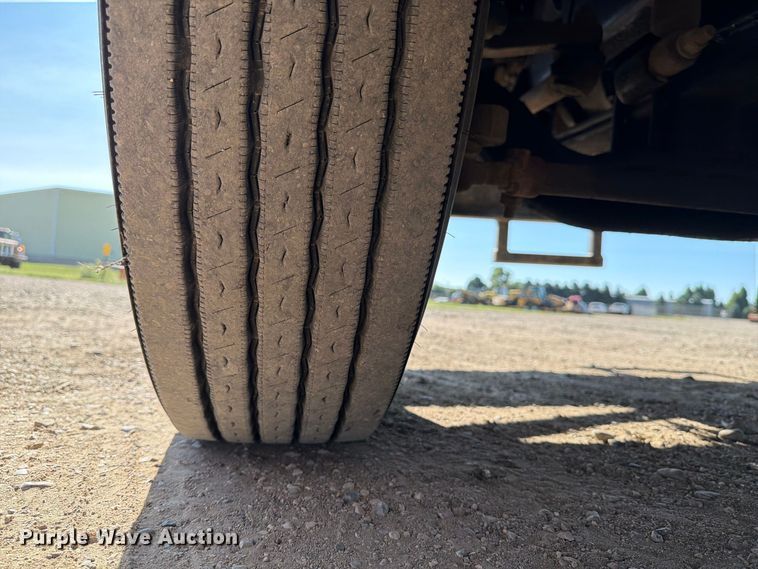 image for item EA0509 2000 Freightliner Conventional semi truck