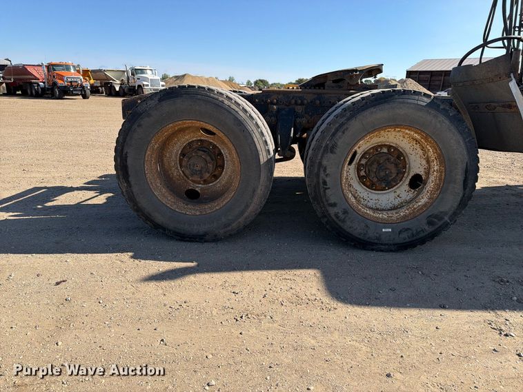 image for item EA0509 2000 Freightliner Conventional semi truck