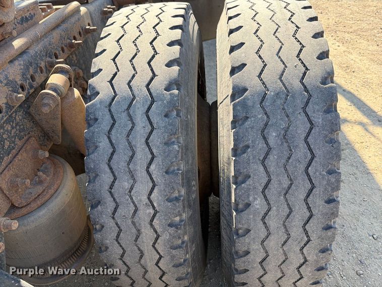 image for item EA0509 2000 Freightliner Conventional semi truck