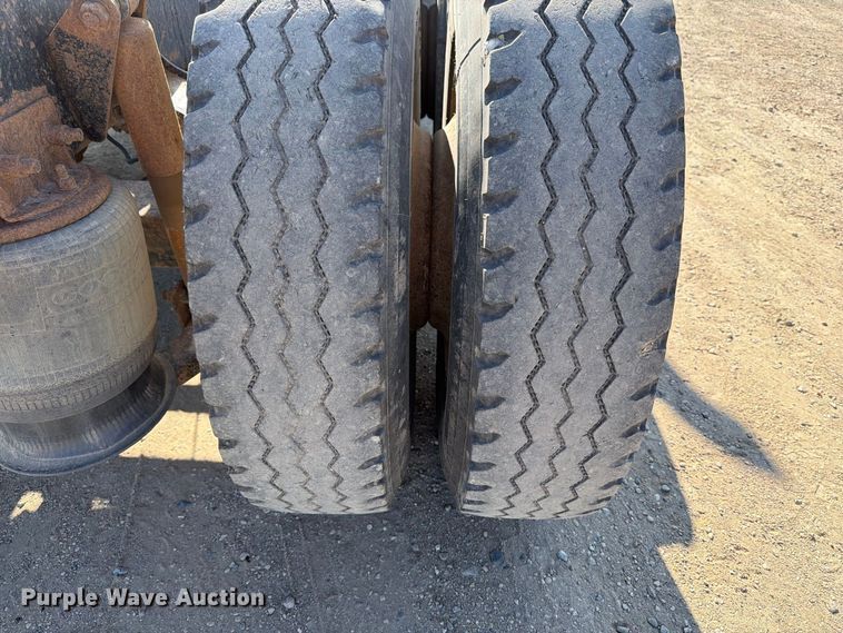 image for item EA0509 2000 Freightliner Conventional semi truck