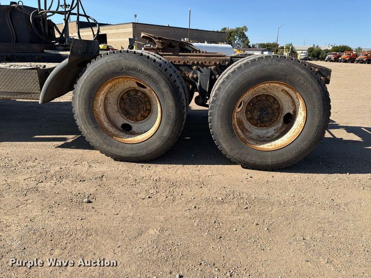 image for item EA0509 2000 Freightliner Conventional semi truck