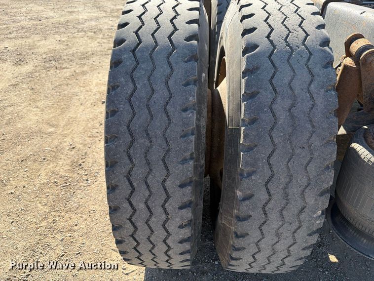 image for item EA0509 2000 Freightliner Conventional semi truck