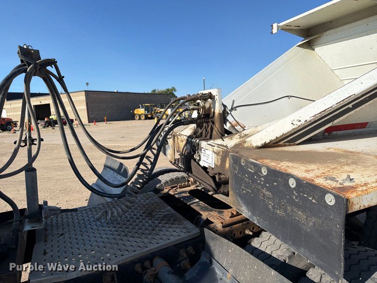 image for item EA0510 1994 Red River live bottom trailer
