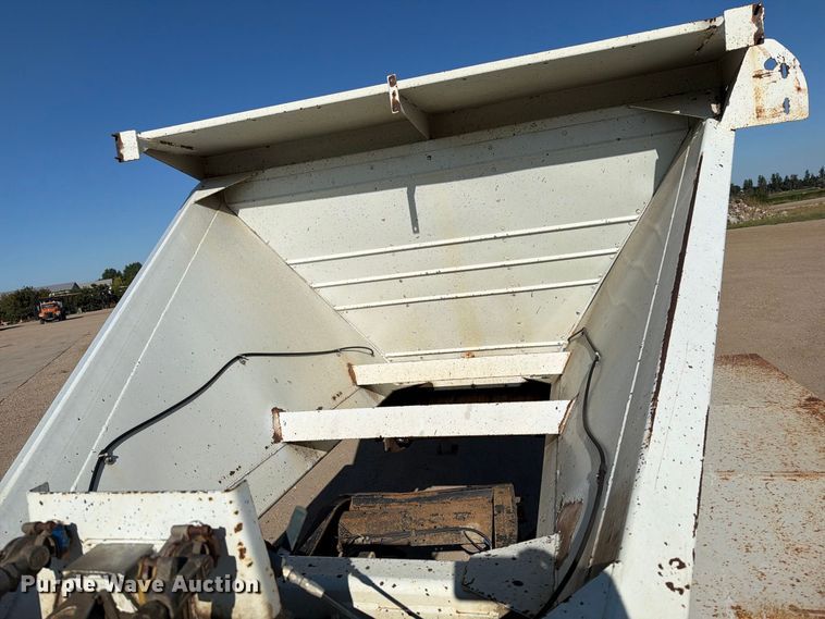 image for item EA0510 1994 Red River live bottom trailer