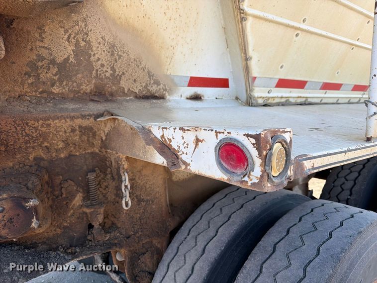 image for item EA0510 1994 Red River live bottom trailer