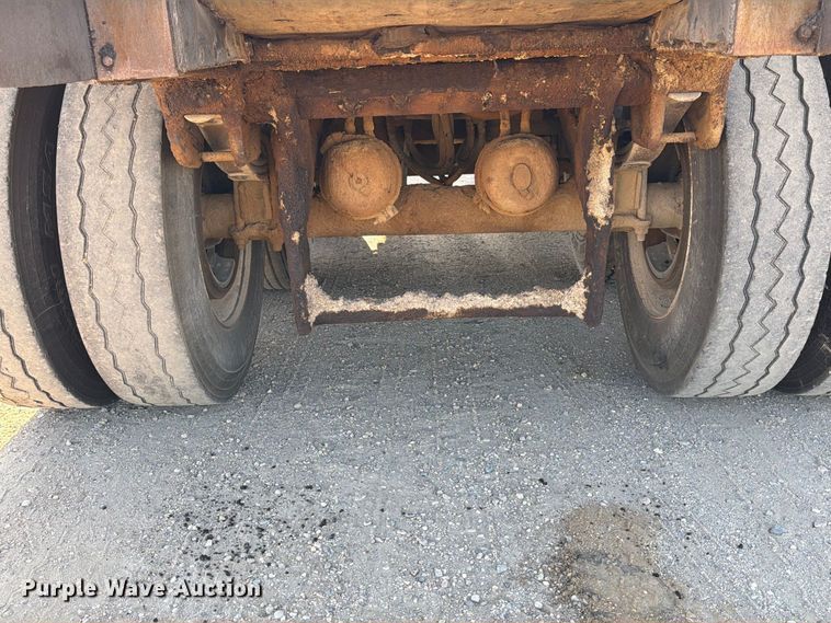 image for item EA0510 1994 Red River live bottom trailer