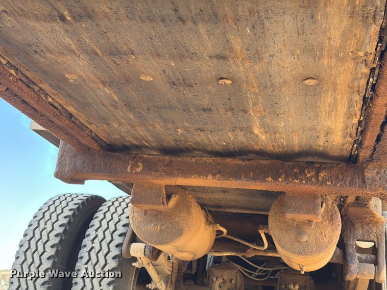 image for item EA0510 1994 Red River live bottom trailer