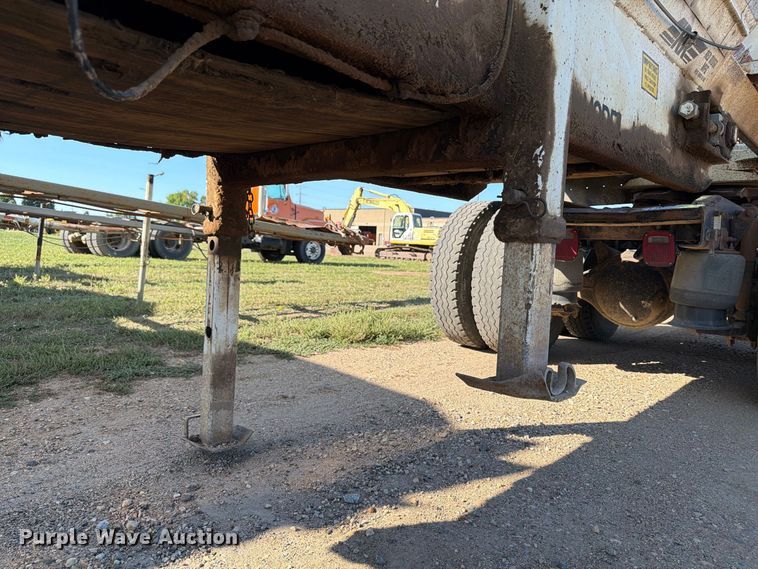 image for item EA0510 1994 Red River live bottom trailer