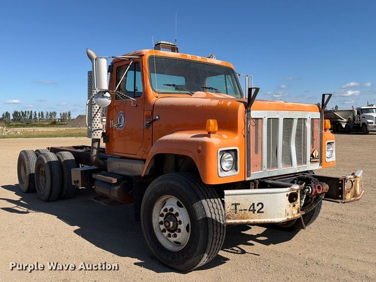 image for item EA0514 1999 International F-2574 truck cab and chassis