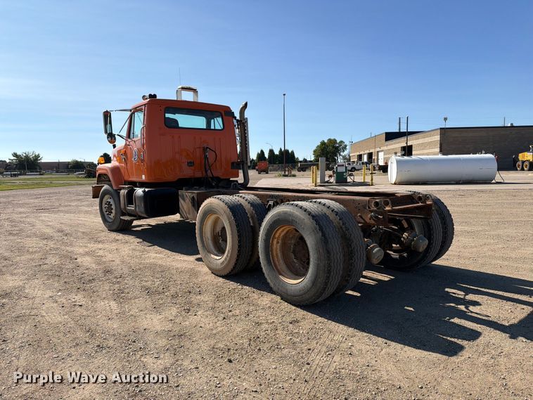 image for item EA0514 1999 International F-2574 truck cab and chassis