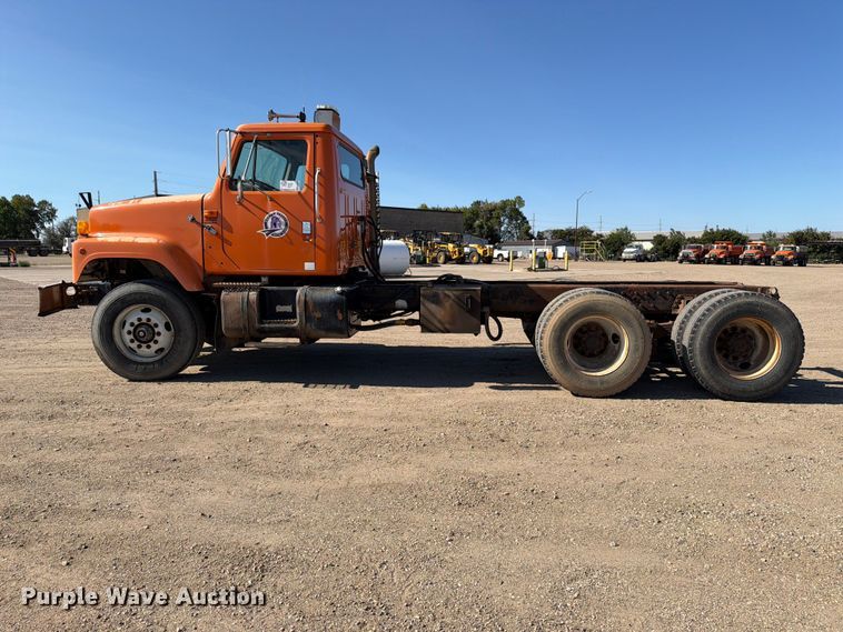 image for item EA0514 1999 International F-2574 truck cab and chassis