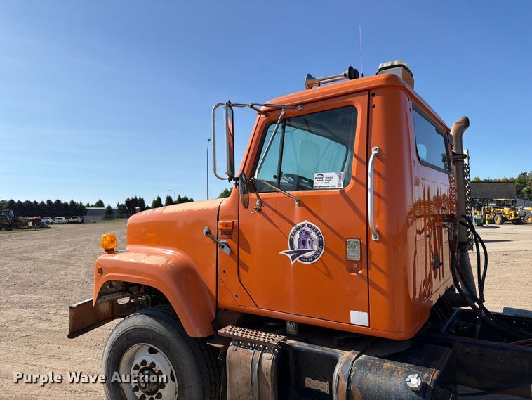 image for item EA0514 1999 International F-2574 truck cab and chassis