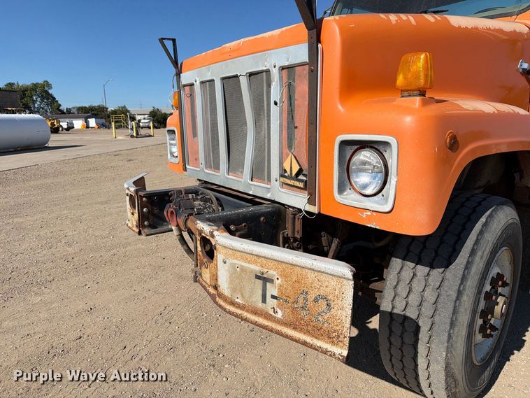 image for item EA0514 1999 International F-2574 truck cab and chassis