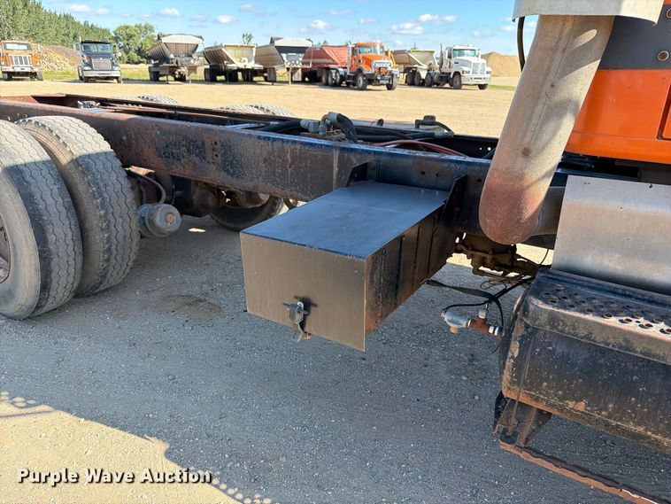 image for item EA0514 1999 International F-2574 truck cab and chassis
