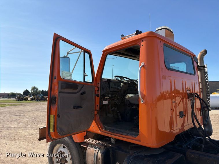 image for item EA0514 1999 International F-2574 truck cab and chassis