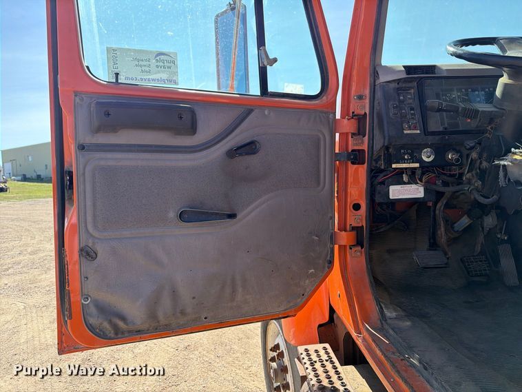 image for item EA0514 1999 International F-2574 truck cab and chassis