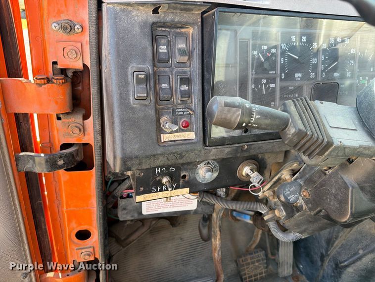 image for item EA0514 1999 International F-2574 truck cab and chassis