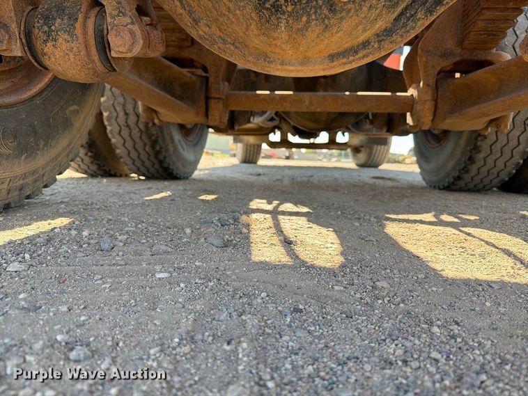 image for item EA0514 1999 International F-2574 truck cab and chassis