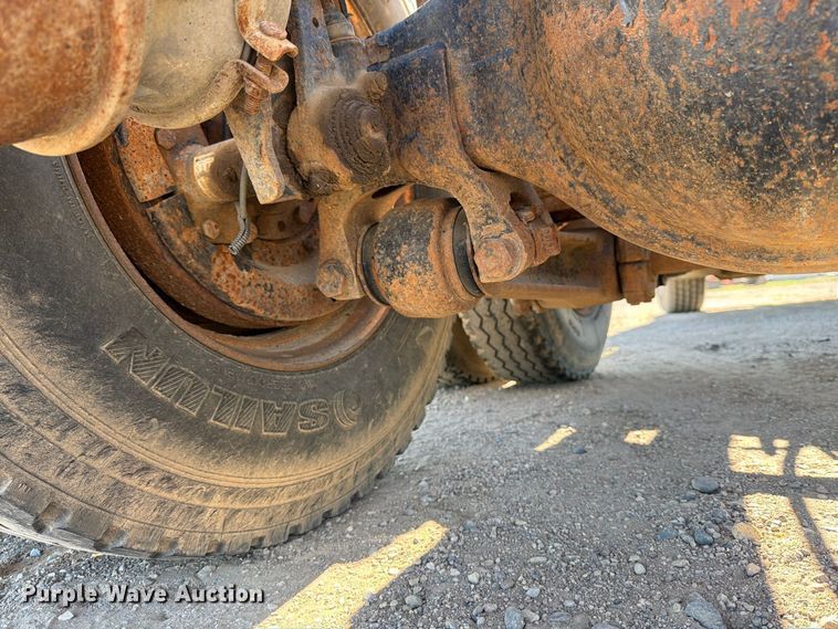 image for item EA0514 1999 International F-2574 truck cab and chassis
