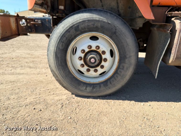 image for item EA0514 1999 International F-2574 truck cab and chassis