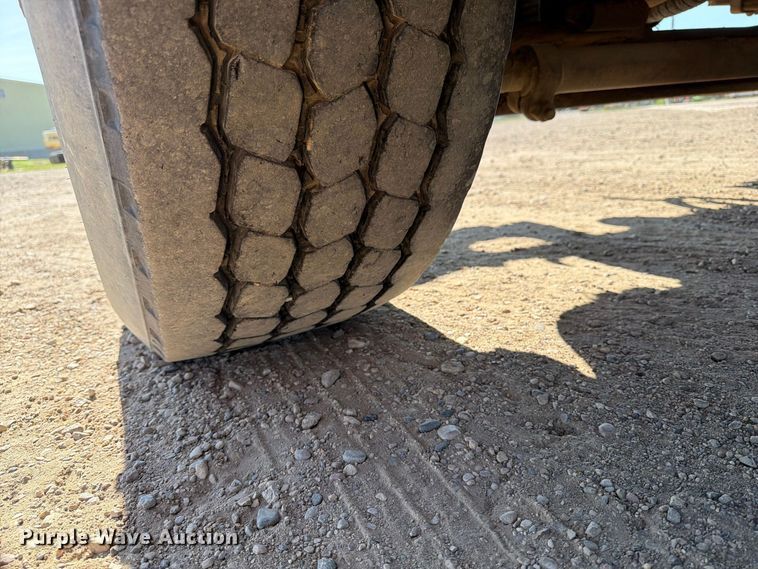 image for item EA0514 1999 International F-2574 truck cab and chassis