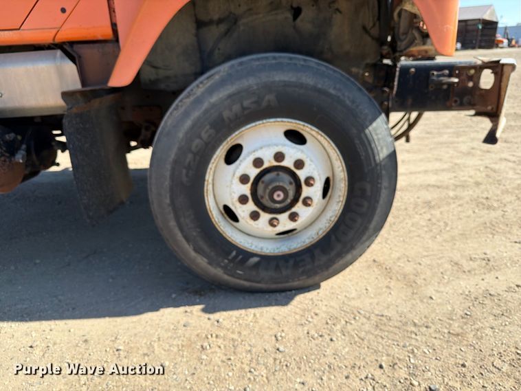 image for item EA0514 1999 International F-2574 truck cab and chassis