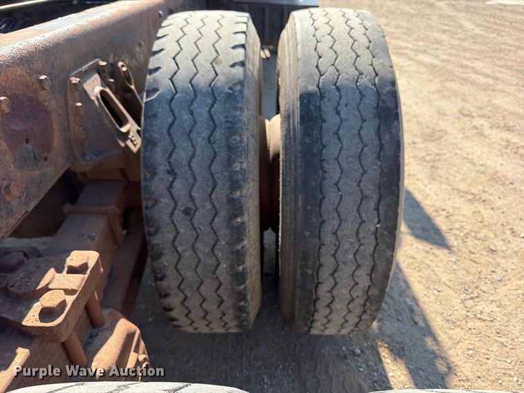 image for item EA0514 1999 International F-2574 truck cab and chassis