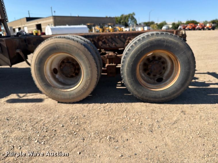 image for item EA0514 1999 International F-2574 truck cab and chassis