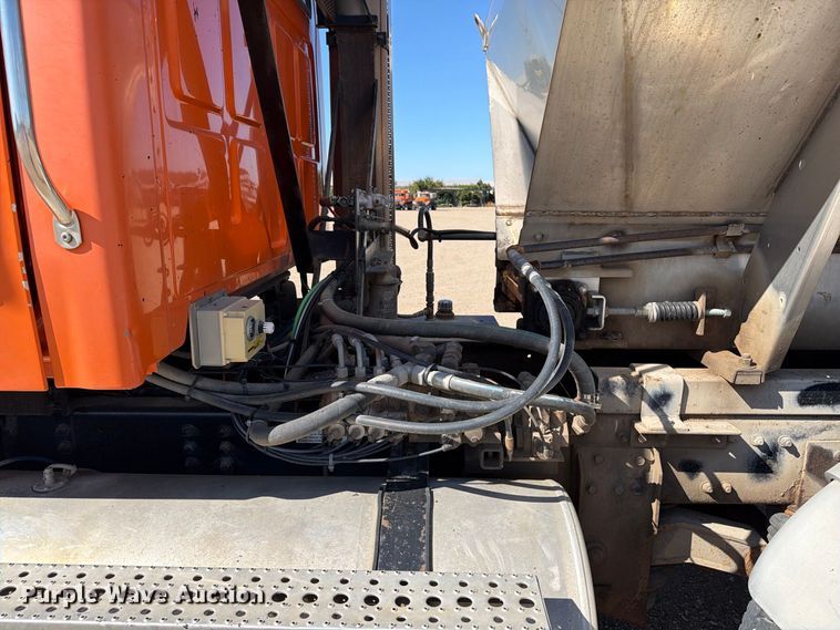 image for item EA0516 2006 Sterling Truck L9500 Series applicator truck