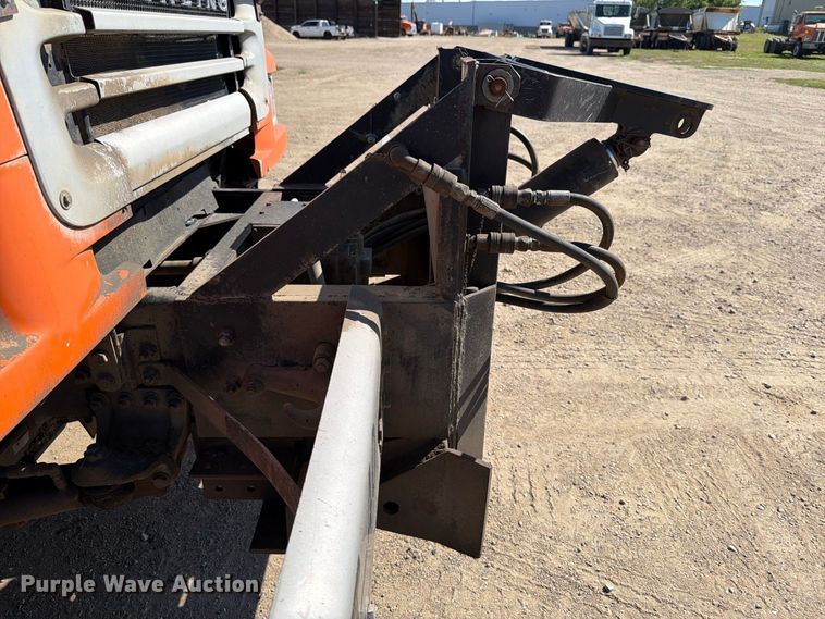 image for item EA0516 2006 Sterling Truck L9500 Series applicator truck