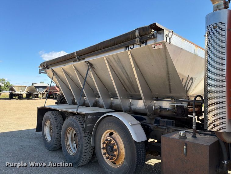 image for item EA0516 2006 Sterling Truck L9500 Series applicator truck