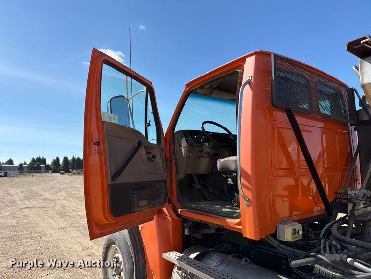 image for item EA0516 2006 Sterling Truck L9500 Series applicator truck