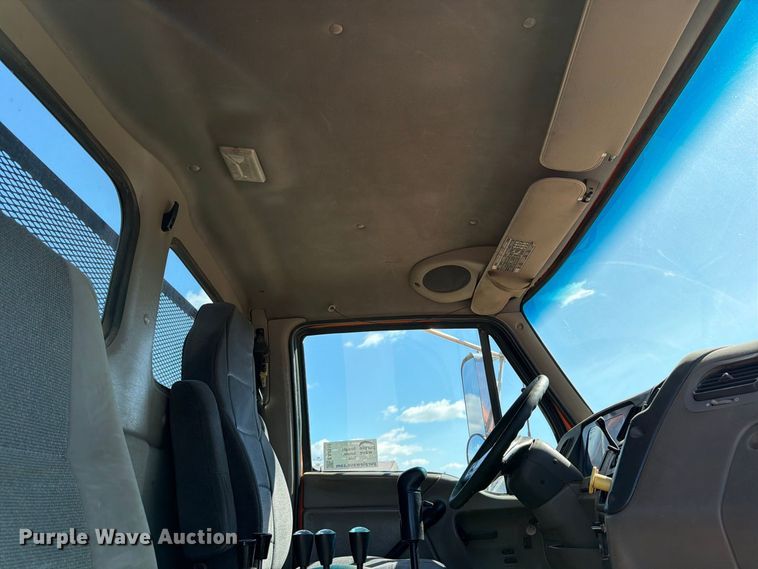 image for item EA0516 2006 Sterling Truck L9500 Series applicator truck