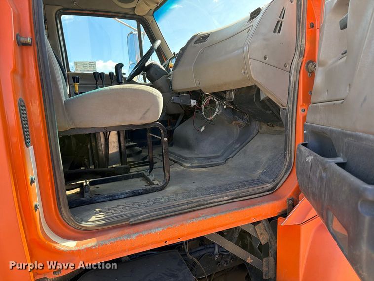 image for item EA0516 2006 Sterling Truck L9500 Series applicator truck