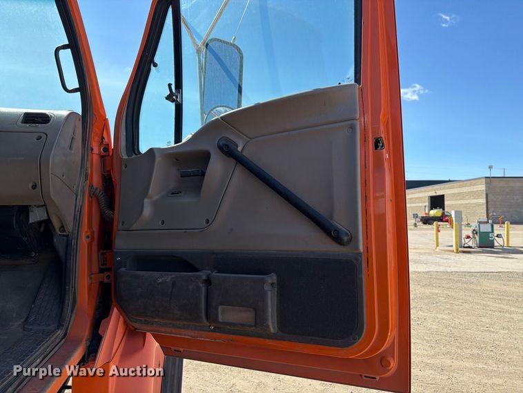 image for item EA0516 2006 Sterling Truck L9500 Series applicator truck