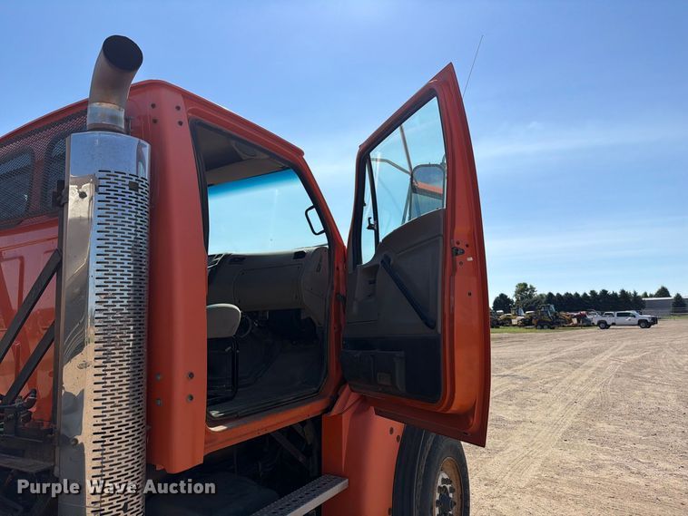 image for item EA0516 2006 Sterling Truck L9500 Series applicator truck