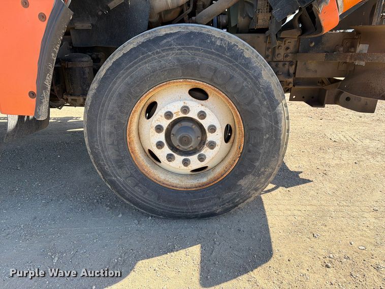 image for item EA0516 2006 Sterling Truck L9500 Series applicator truck