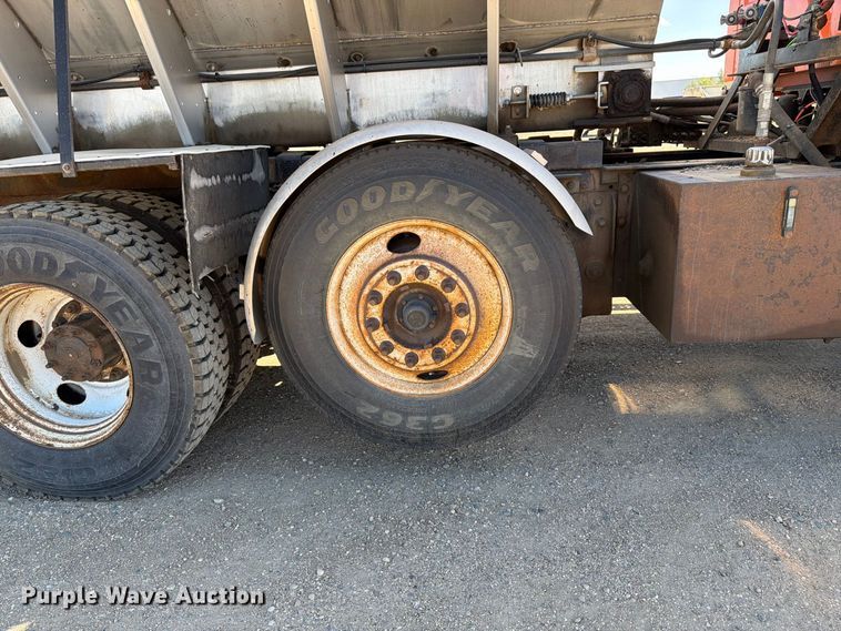 image for item EA0516 2006 Sterling Truck L9500 Series applicator truck