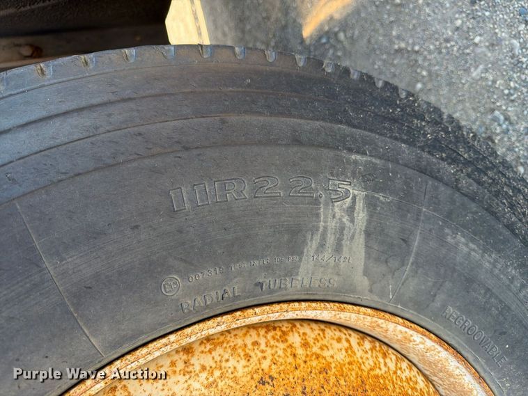 image for item EA0516 2006 Sterling Truck L9500 Series applicator truck