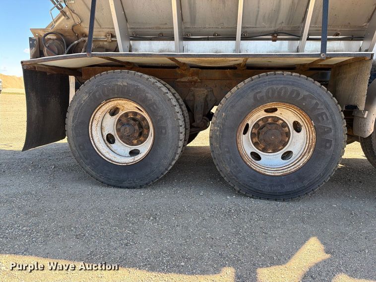 image for item EA0516 2006 Sterling Truck L9500 Series applicator truck