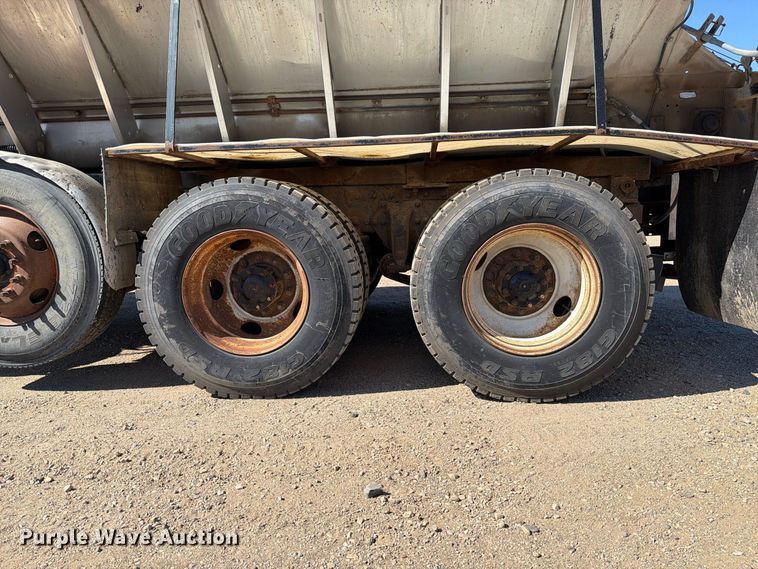 image for item EA0516 2006 Sterling Truck L9500 Series applicator truck