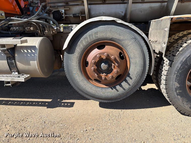 image for item EA0516 2006 Sterling Truck L9500 Series applicator truck