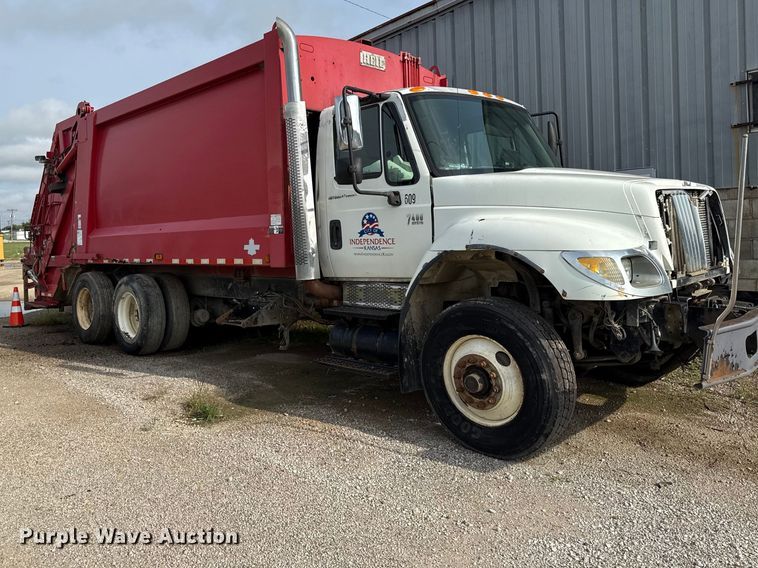 image for item EN0345 2007 International 7400 refuse truck