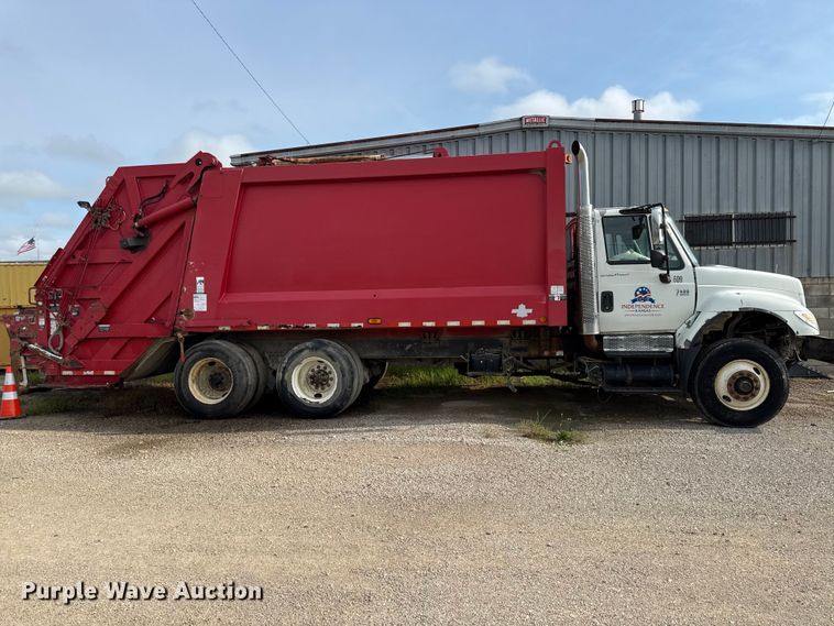 image for item EN0345 2007 International 7400 refuse truck
