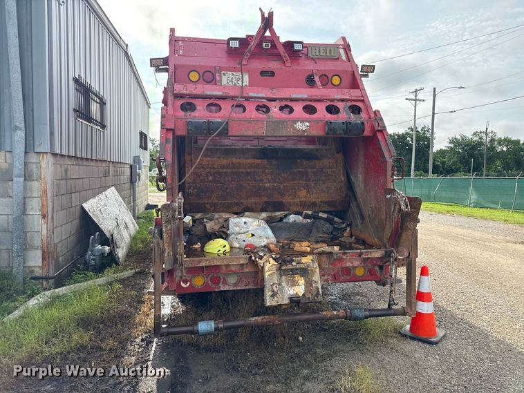image for item EN0345 2007 International 7400 refuse truck