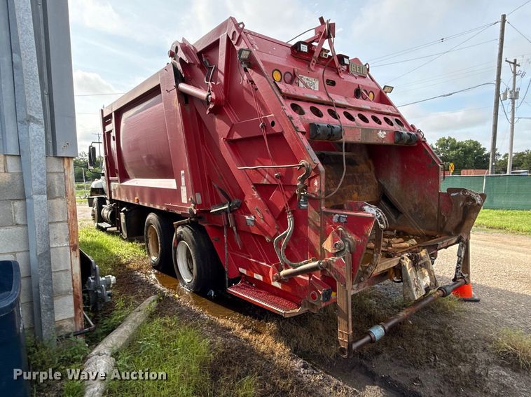 image for item EN0345 2007 International 7400 refuse truck