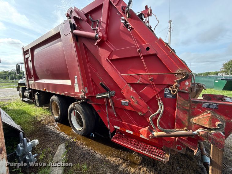image for item EN0345 2007 International 7400 refuse truck