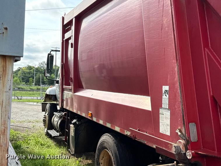 image for item EN0345 2007 International 7400 refuse truck